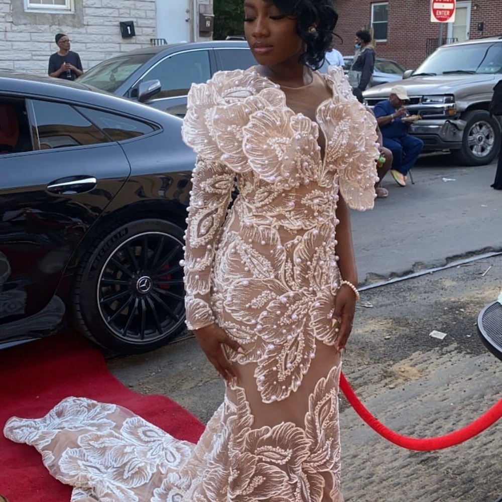 Elegant White Lace Dress - Picture 5 of 6